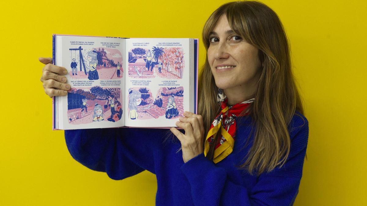 Agustina Guerrero con su novela gráfica 'Hoy'.