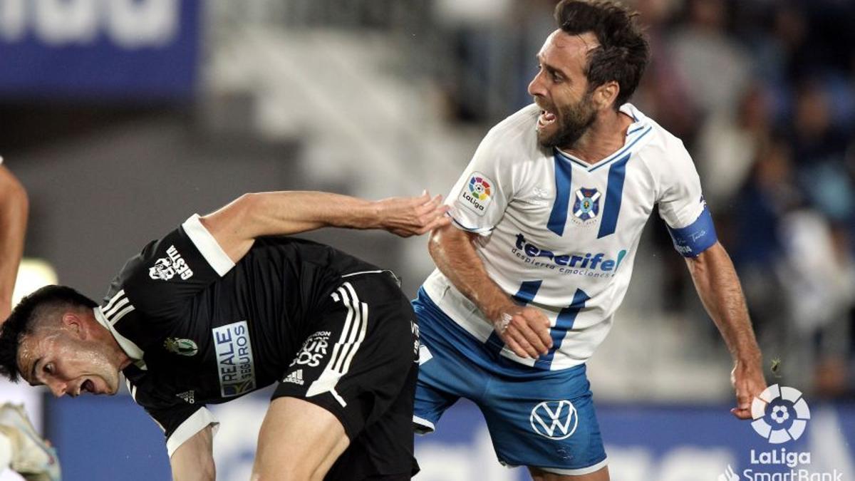 Bermejo y Carlos Ruiz en un momento del último partido del CD Tenerife.