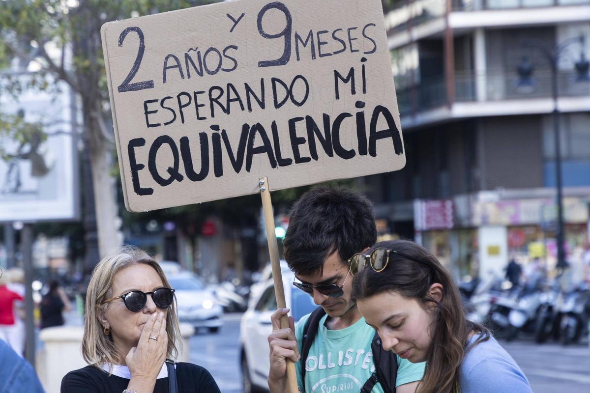 Protesta por el atasco en la administración para homologar los títulos universitarios de miles de extranjeros.