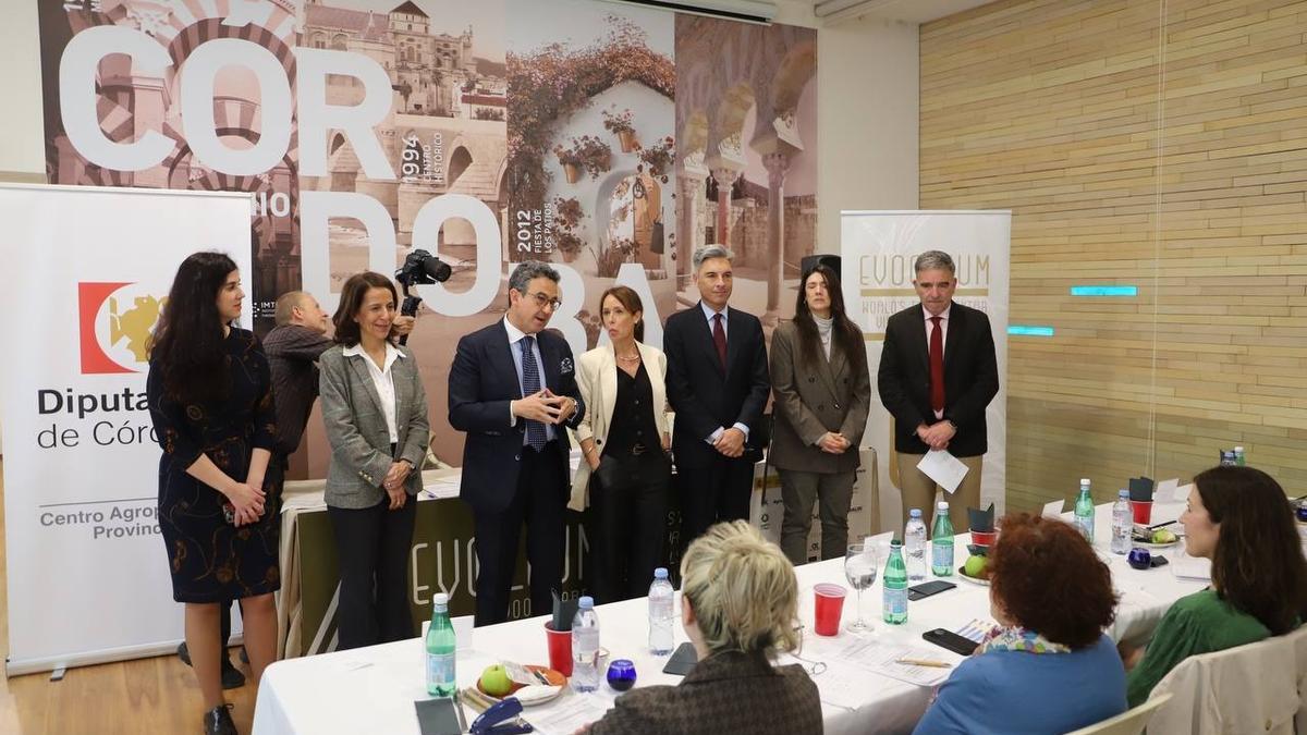Las autoridades presentan la cata del concurso de aceites de Evooleum.