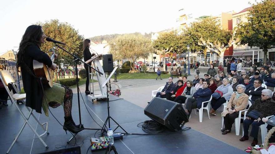 La cantante Najla Shami durante su actuación, ayer, en el acto en la alameda de Chapela. // Ricardo Grobas