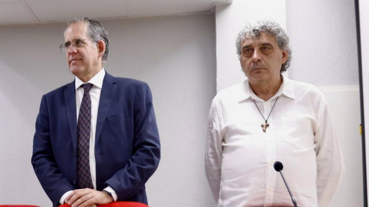 Darío Reina, director de Cáritas, y Alexander Rivas, voluntario, este miércoles.