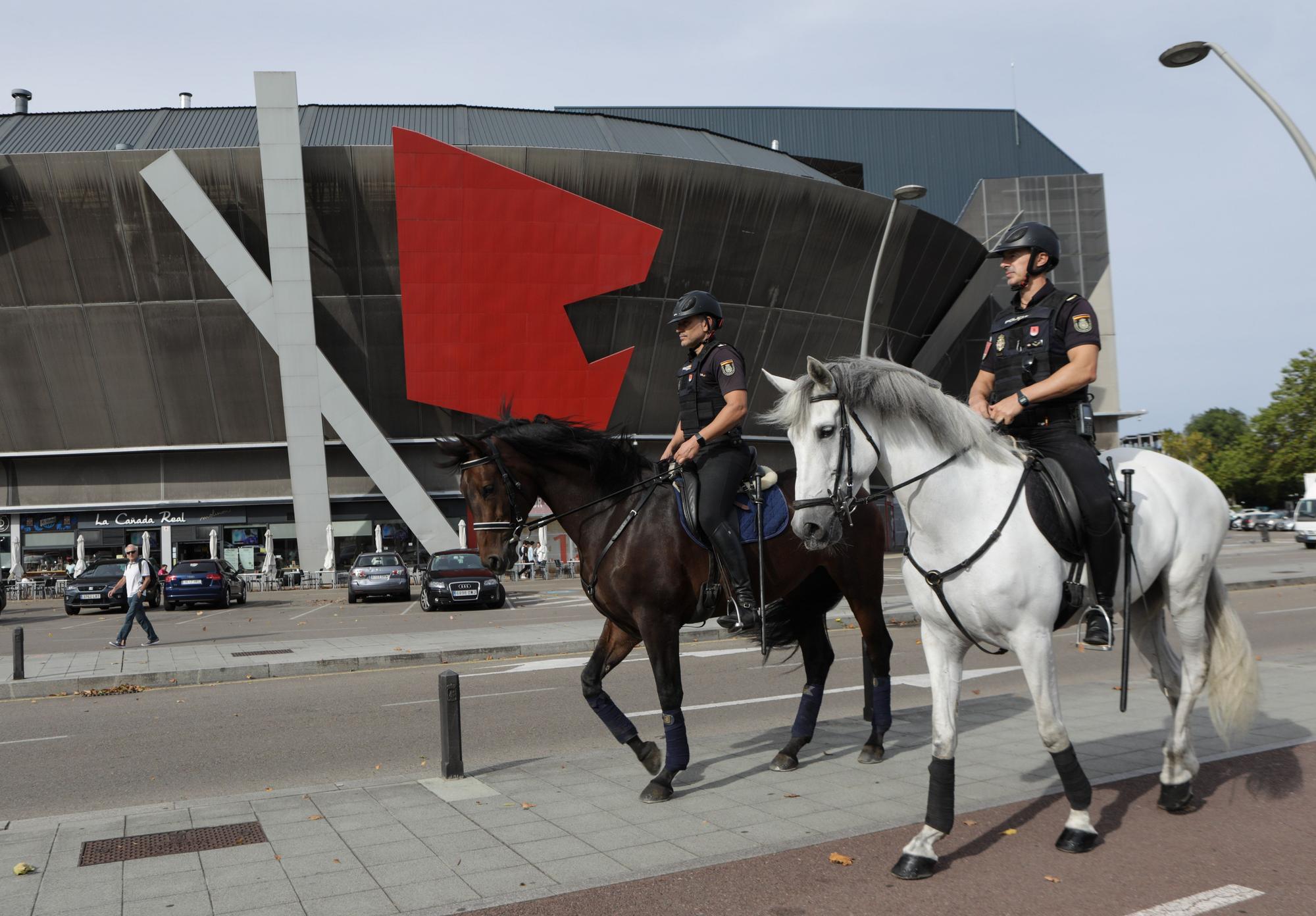Agentes a caballo por las calles de Gijón