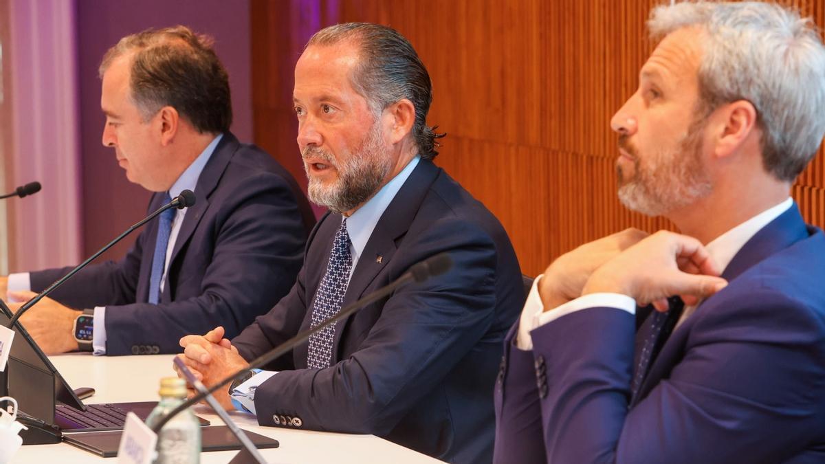 Juan Carlos Escotet con Francisco Botas y Alberto de Francisco Guisasola en la presentación de los resultados anuales el pasado enero.