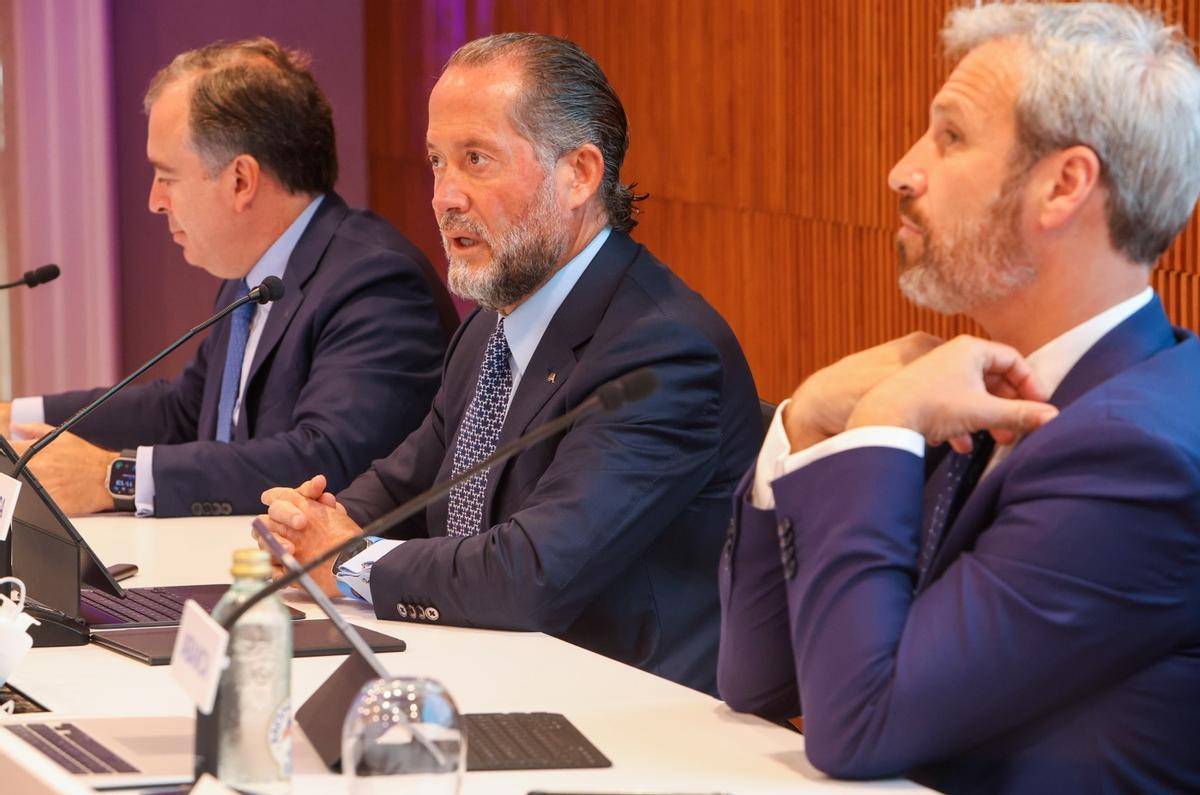 Juan Carlos Escotet con Francisco Botas y Alberto de Francisco Guisasola en la presentación de los resultados anuales el pasado enero.