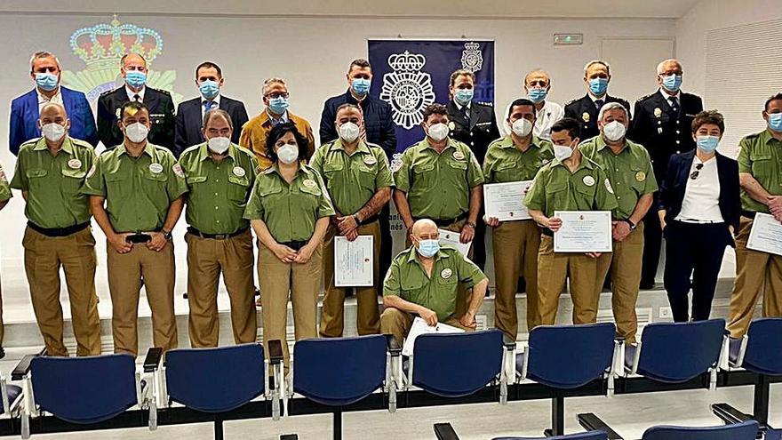 Parte de los trabajadores homenajeados en el acto de ayer en el Hospital Provincial.   | // FDV