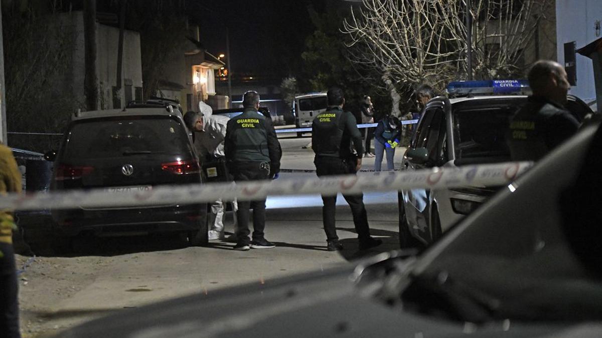 Investigadores, en el escenario del crimen de Alquerías, el segundo del año.