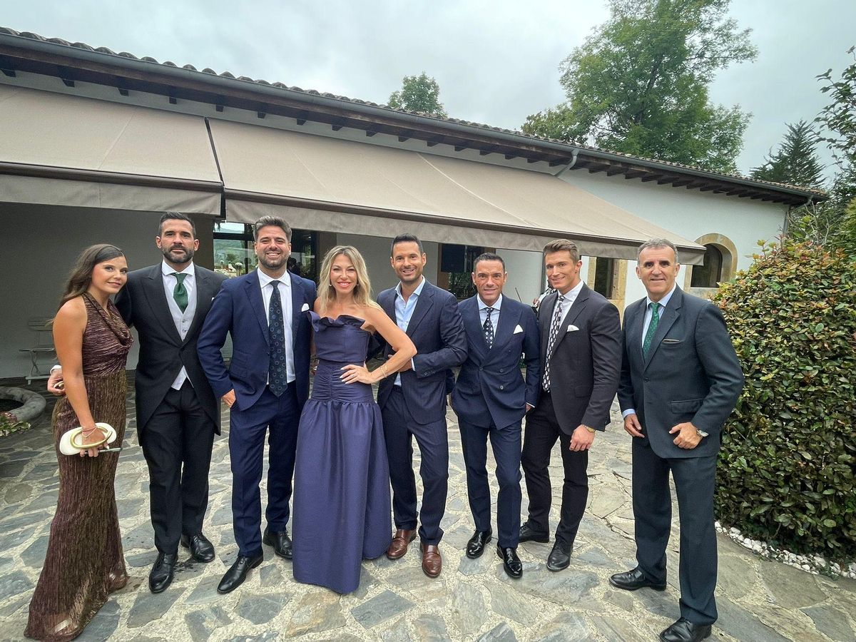 La competencia televisiva, junta. Por la izquierda, Marina Vidal ("Y ahora Sonsoles"), Fernando Hernández (Telecinco), Carlos Garayoa (Telecinco), Arancha Pérez Ponce ("Y ahora Sonsoles"), Carlos López ("Y ahora Sonsoles"), Antonio Rossi (Telecinco), Hugo Fuertes (modelo y pareja de Antonio Rossi) y Julián Ávila (histórico periodista de ABC).