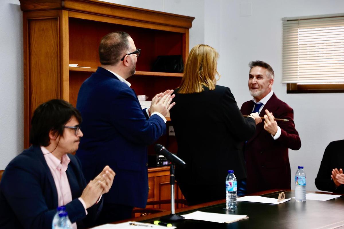 Nicolas Pérez recoge la vara de mando de Paqui Llopis.