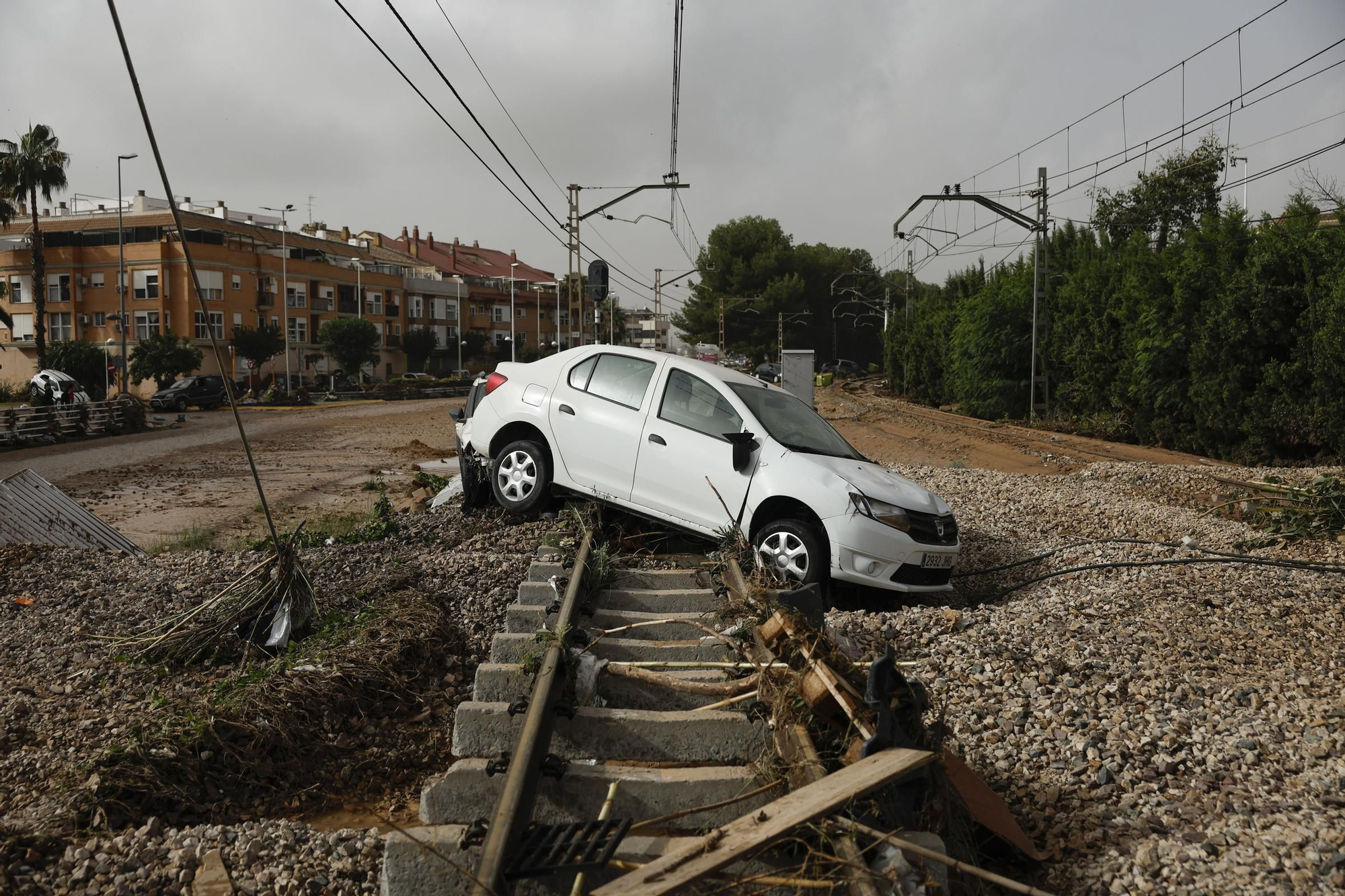 PICAÑA (VALENCIA), 30/10/2024.- Estado en el que se encuentran las vías del tren anegadas por las intensas lluvias de la fuerte dana que afecta especialmente el sur y el este de la península ibérica, este miércoles en Picaña (Valencia). EFE/Biel Aliño