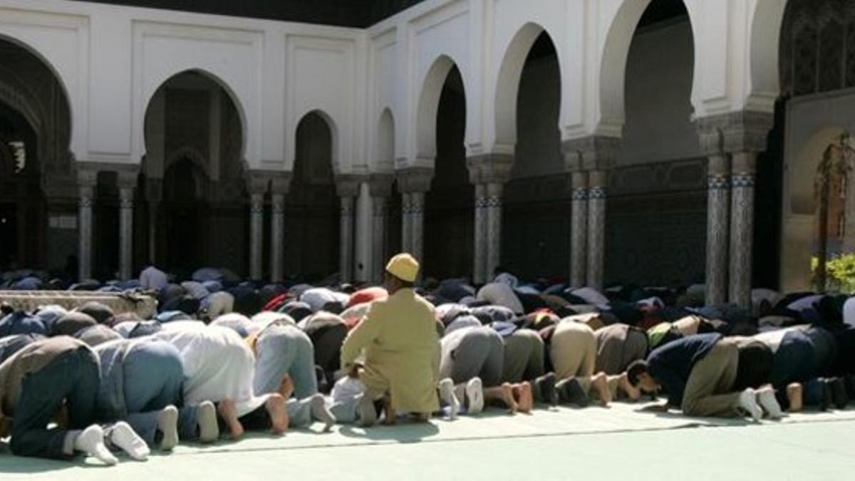 Cientos de musulmanes rezan en la mezquita de París para pedir la liberación de dos rehenes franceses en Irak, en el 2004.