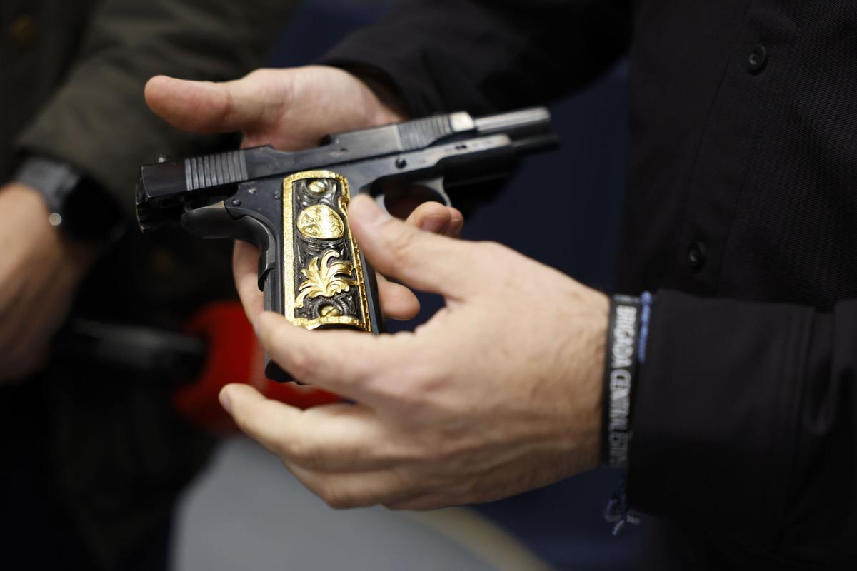 MADRID, 04/03/2026.- La Policía Nacional ha detenido en una operación desarrollada en Marbella (Málaga) a cuatro personas a las que ha intervenido más de una tonelada de cocaína oculta bajo tierra en un agujero subterráneo de grandes dimensiones, a modo de 'narcozulo', en una playa de la provincia malagueña. Paralelamente en otro operativo llevado a cabo en Algeciras (Cádiz) fueron localizadas 25 armas de fuego -19 armas de guerra AK-47 y 6 cortas- utilizadas por los narcos para la custodia de la droga, informa la Policía Nacional y fue detenida otra persona. En la imagen, armas incautadas por los agentes. EFE/ Javier Lizon