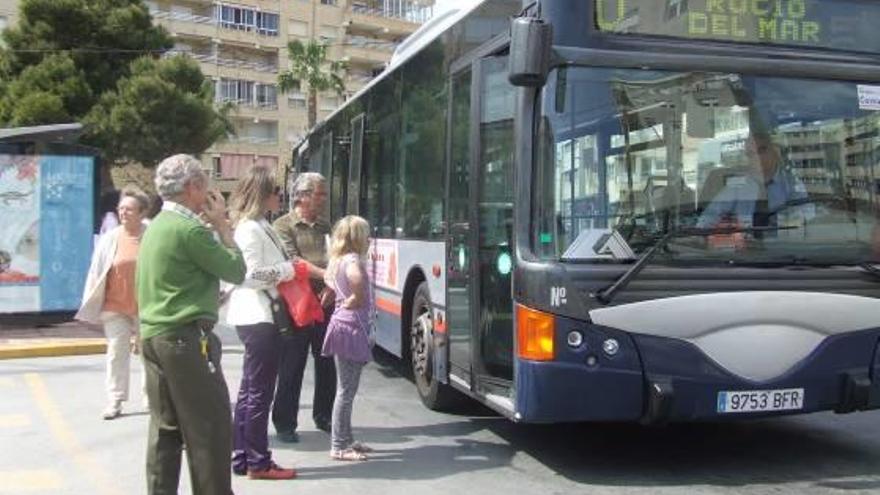 Imagen de pasajeros que van a montar en un autobús urbano de Torrevieja.