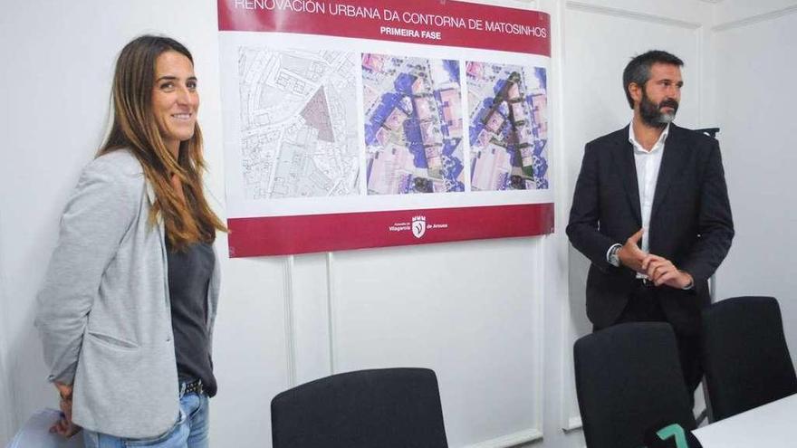 La edil de Urbanismo y el alcalde vilagarciano presentaron ayer el proyecto de Matosinhos. // Iñaki Abella