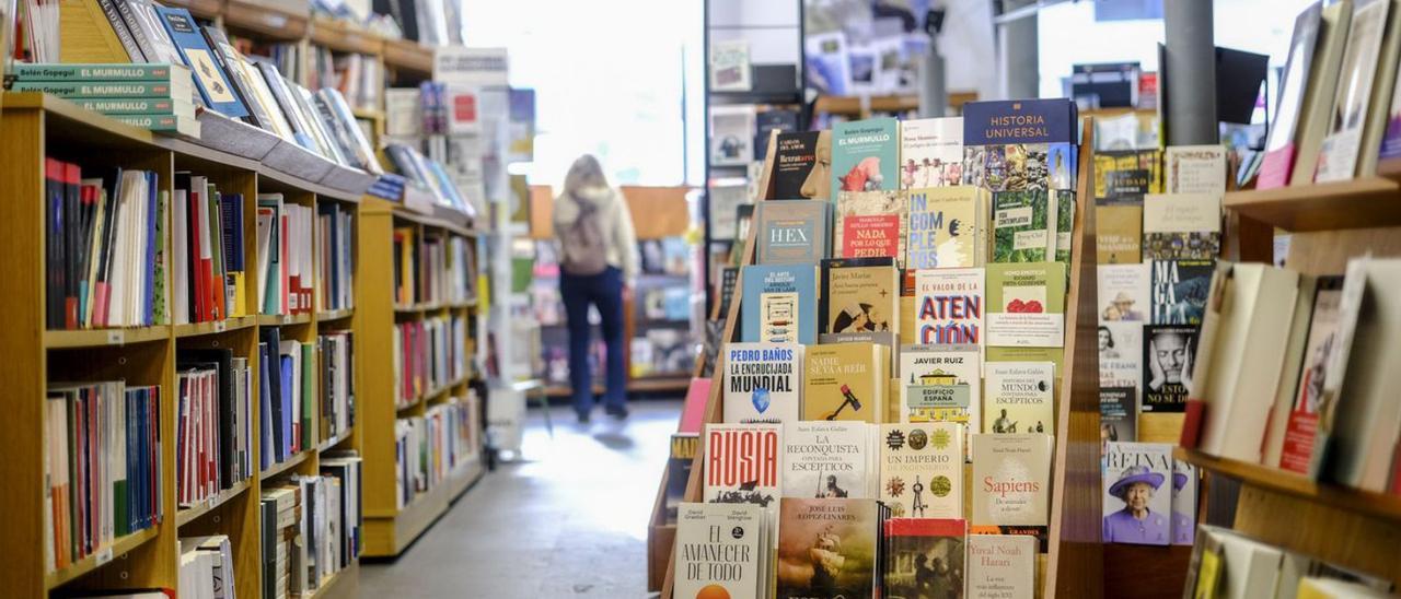 Algunos libros en las estanterías de la librería Canaima.