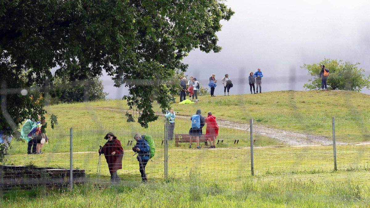Peregrinos en el Camino de Santiago a su paso por el Monte do Gozo