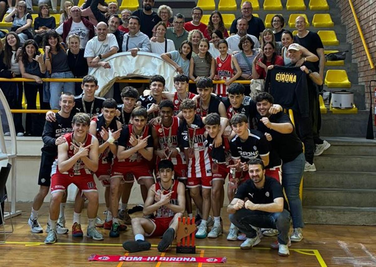 Els jugadors gironins, celebrant amb els aficionats desplaçats.