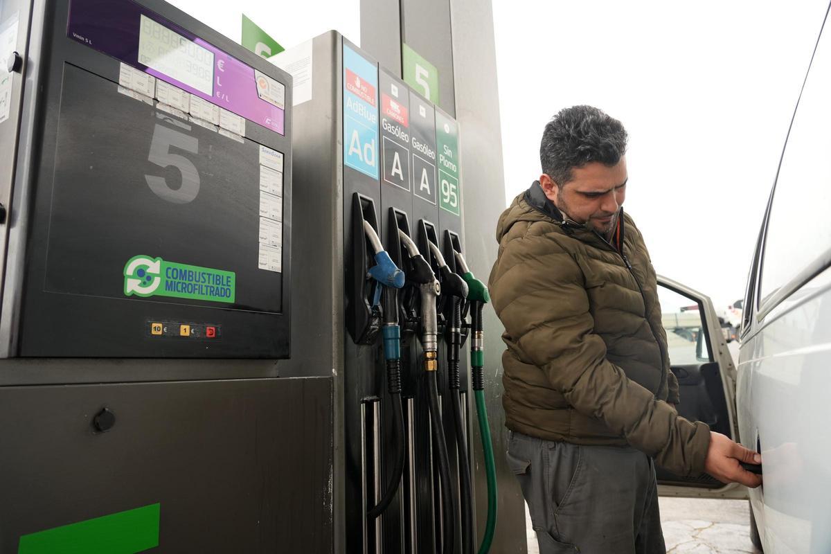 Cliente repostando en una gasolinera.