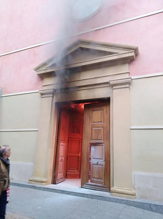 Imatge de l''incendi, cremant l''entrada de l''església