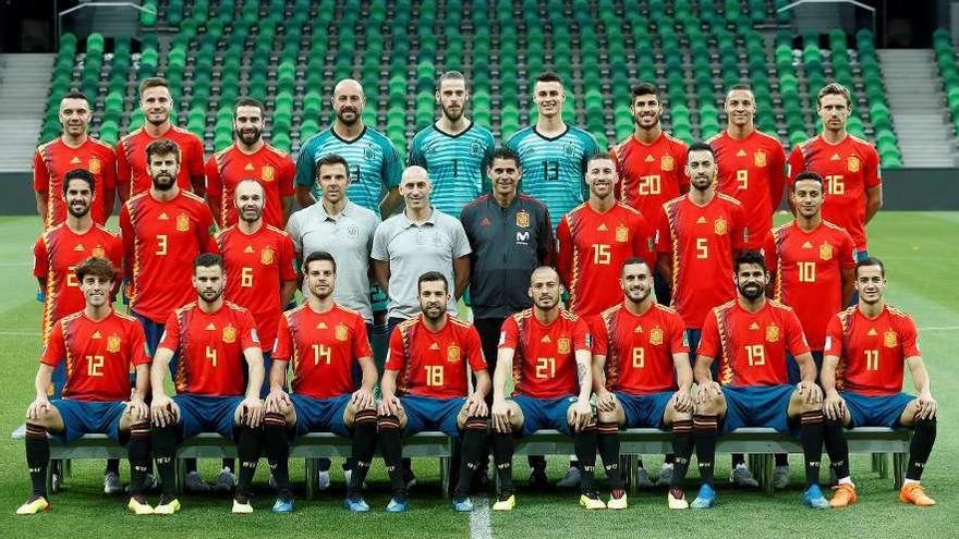 Foto de la selección española con Hierro como técnico y Marchena en el cuerpo técnico.