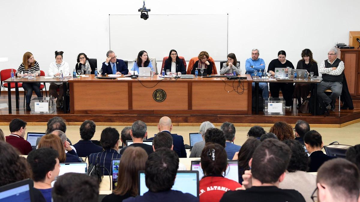 O Claustro Universitario da USC constituíuse este luns 11 de maio no Salón de Actos da Facultade de Dereito.