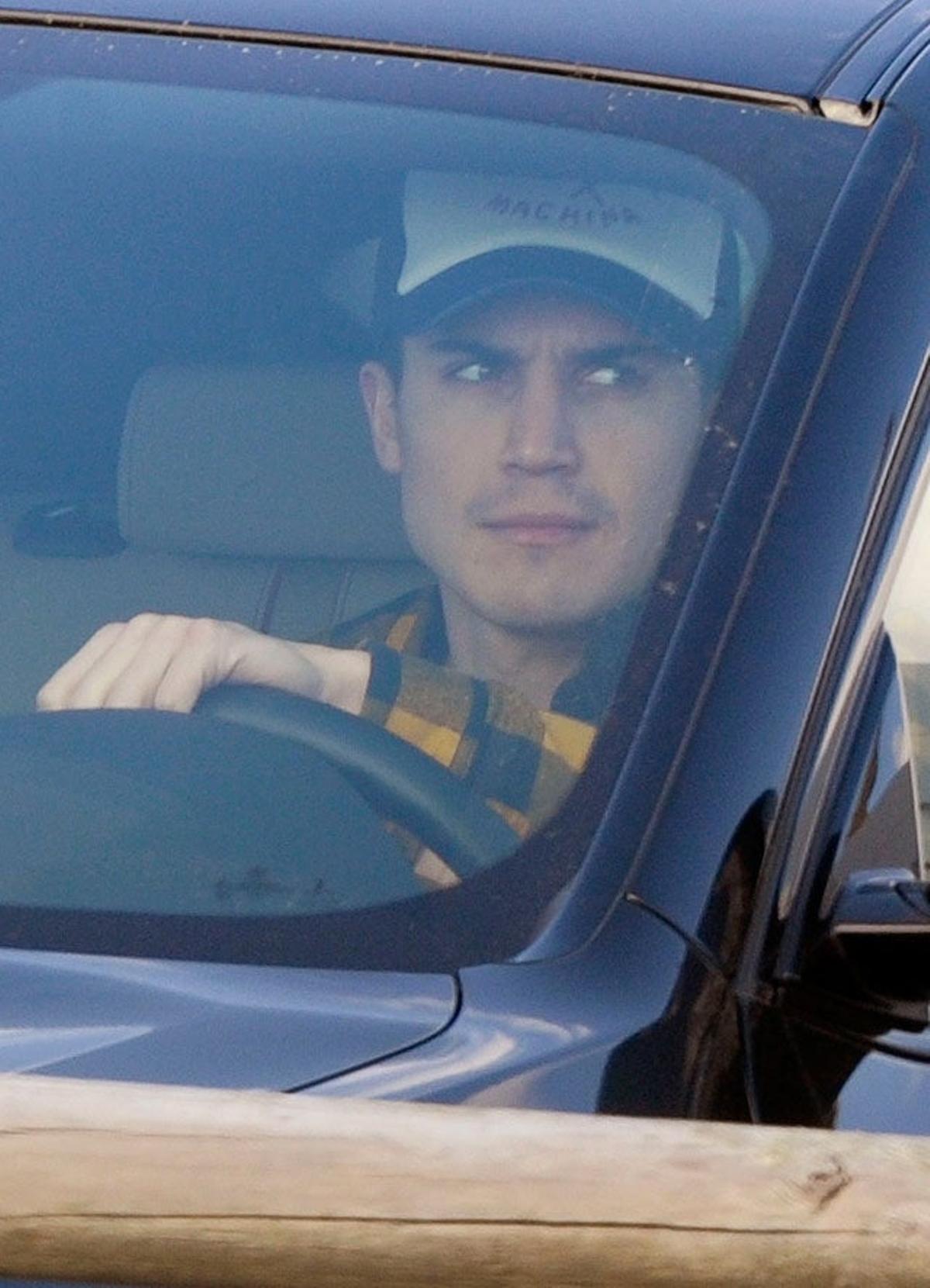 Alex González conduciendo en sus vacaciones de navidad en Cádiz