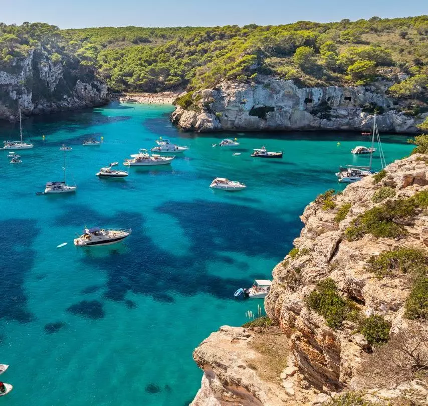 El refugio de Iñaki Gabilondo es una isla mediterránea a la que lleva 36 años veraneando: "Sigo yendo a la playa a las siete y media de la mañana, cuando no hay nadie"