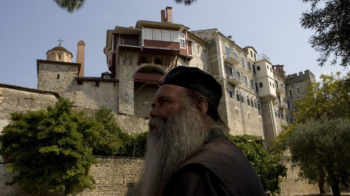 El padre Mathew, con el monasterio ortodoxo de Vatopedi, en el Monte Athos de Grecia, de fondo.