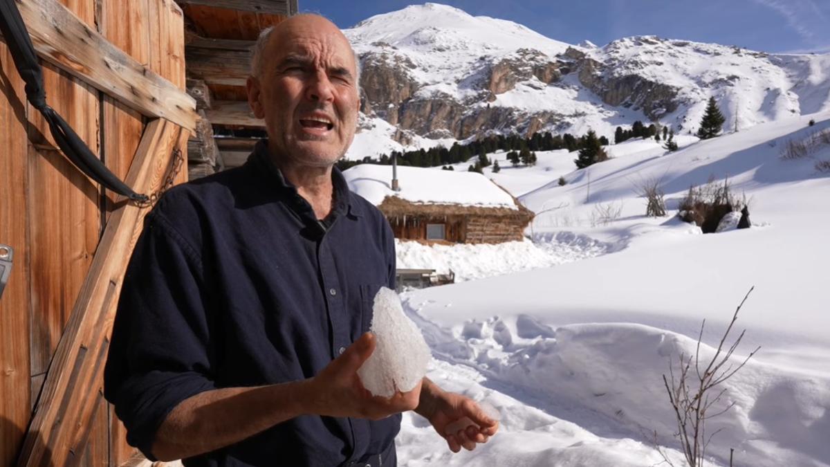 El arroyo del que Ulrich obtiene agua durante el año se congela en invierno, así que, para sobrevivir, se ve obligado a romper el hielo y luego derretirlo.