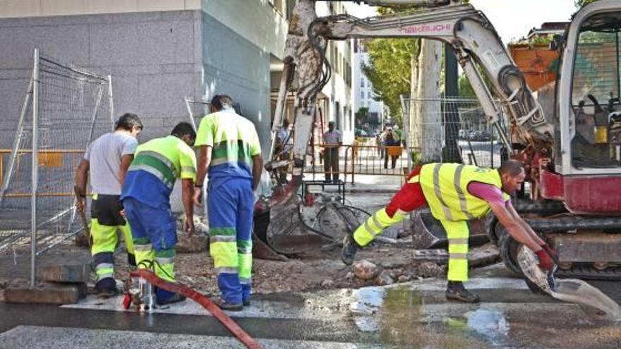 El plan de arreglo de aceras arranca con un reventón que deja sin agua a una guardería