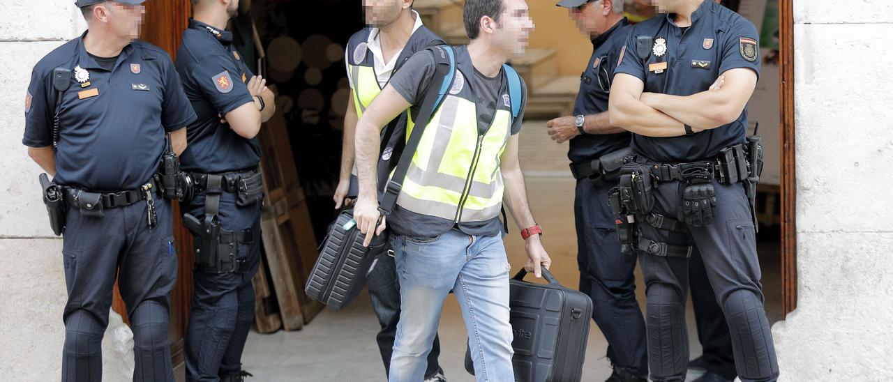 Agentes de la Udef que registraron la Diputación de València y el Ayuntamiento de Ontinyent cuando estalló el caso Alquería en junio de 2018.