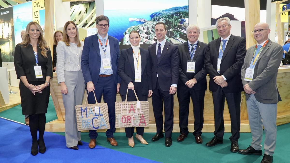 Marga Prohens y Llorenç Galmés con sus equipos de turismo en la World Travel Market (WTM) del año pasado, en Londres.