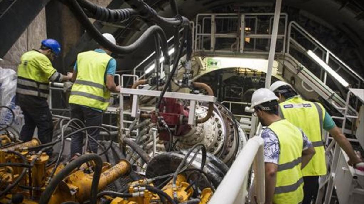 Interior de la tuneladora que ha empezado a perforar el túnel del nuevo tramo de Rodalies que unirá Sants con la terminal T-1 de El Prat, ayer.