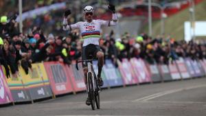 Mathieu van der Poel, con el jersey de campeón del mundo de ciclocrós.