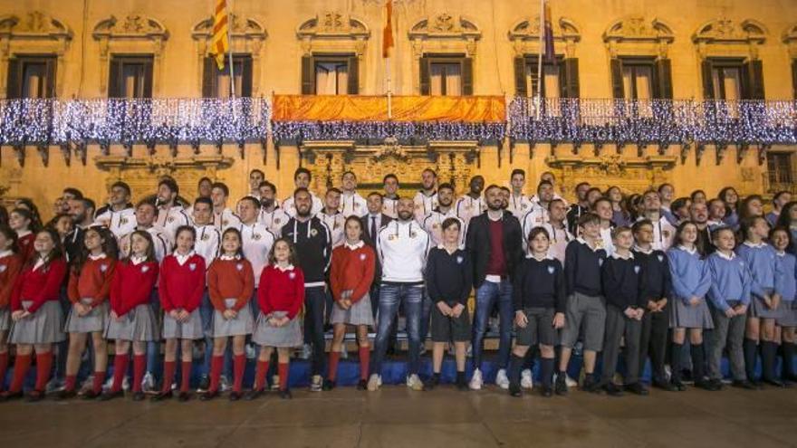 El Hércules inicia la Navidad con un villancico en el Ayuntamiento