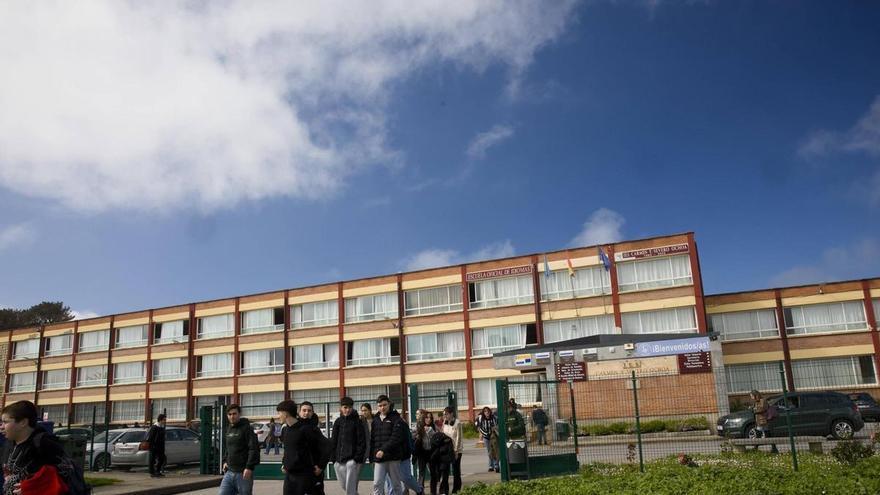 La Selmana de les Lletres Asturianes en el instituto de Luarca: actividades literarias y culturales para el alumnado dirigidas por escritores