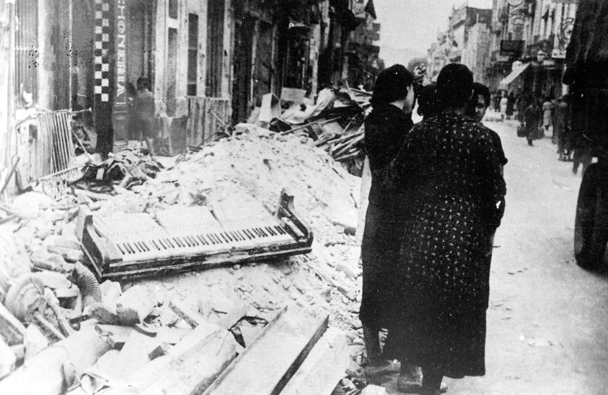 Estado de la carretera (hoy la calle de Josep Anselm Clavé), horas después del bombardeo del 31 de mayo de 1938 sobre Granollers.