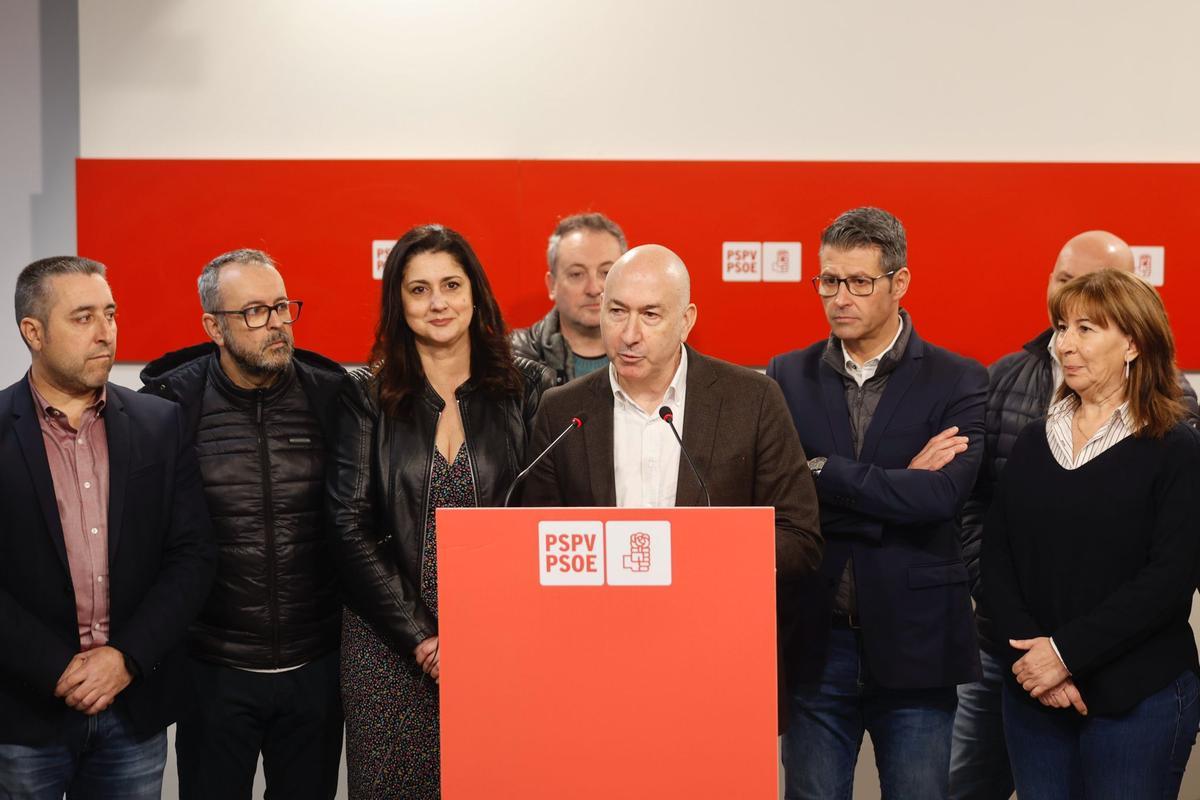 Alejandro Soler entrega la documentación para presentar su precandidatura a las primarias del PSPV-PSOE