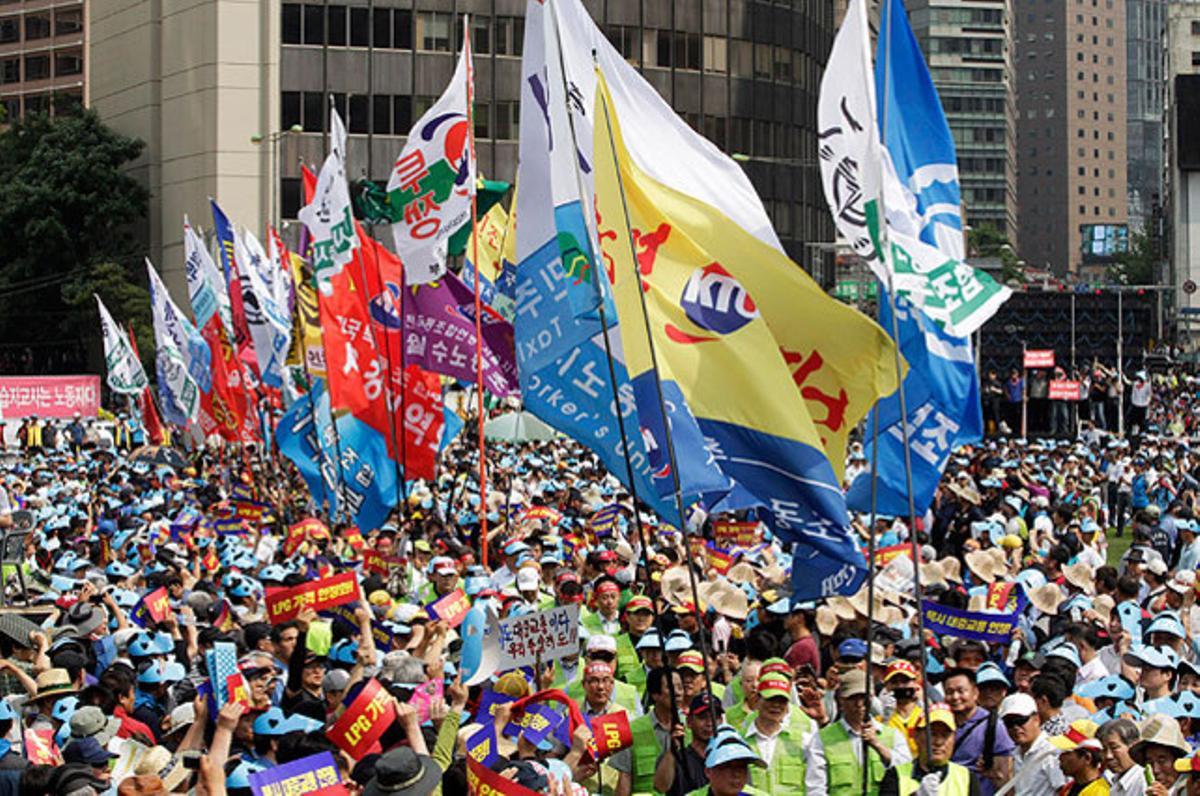 Uns 20.000 taxistes exigeixen una reducció dels preus de la gasolina i les tarifes, a Seül.