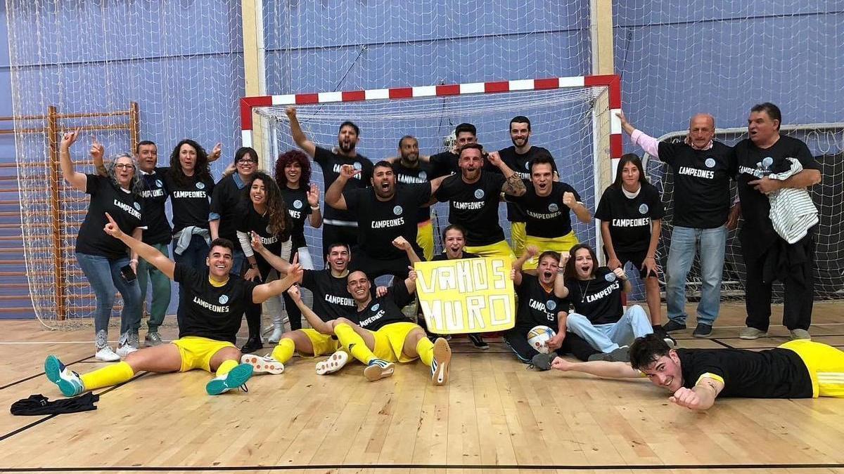 Los jugadores, cuerpo técnico y aficionados del Muro Futsal celebran el ascenso a la Segunda División B.