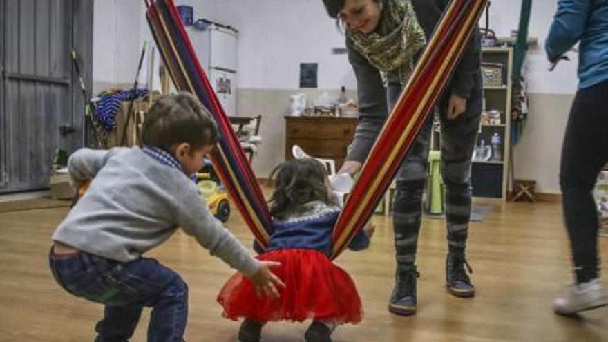 Niños jugando en el espacio de aprendizaje.