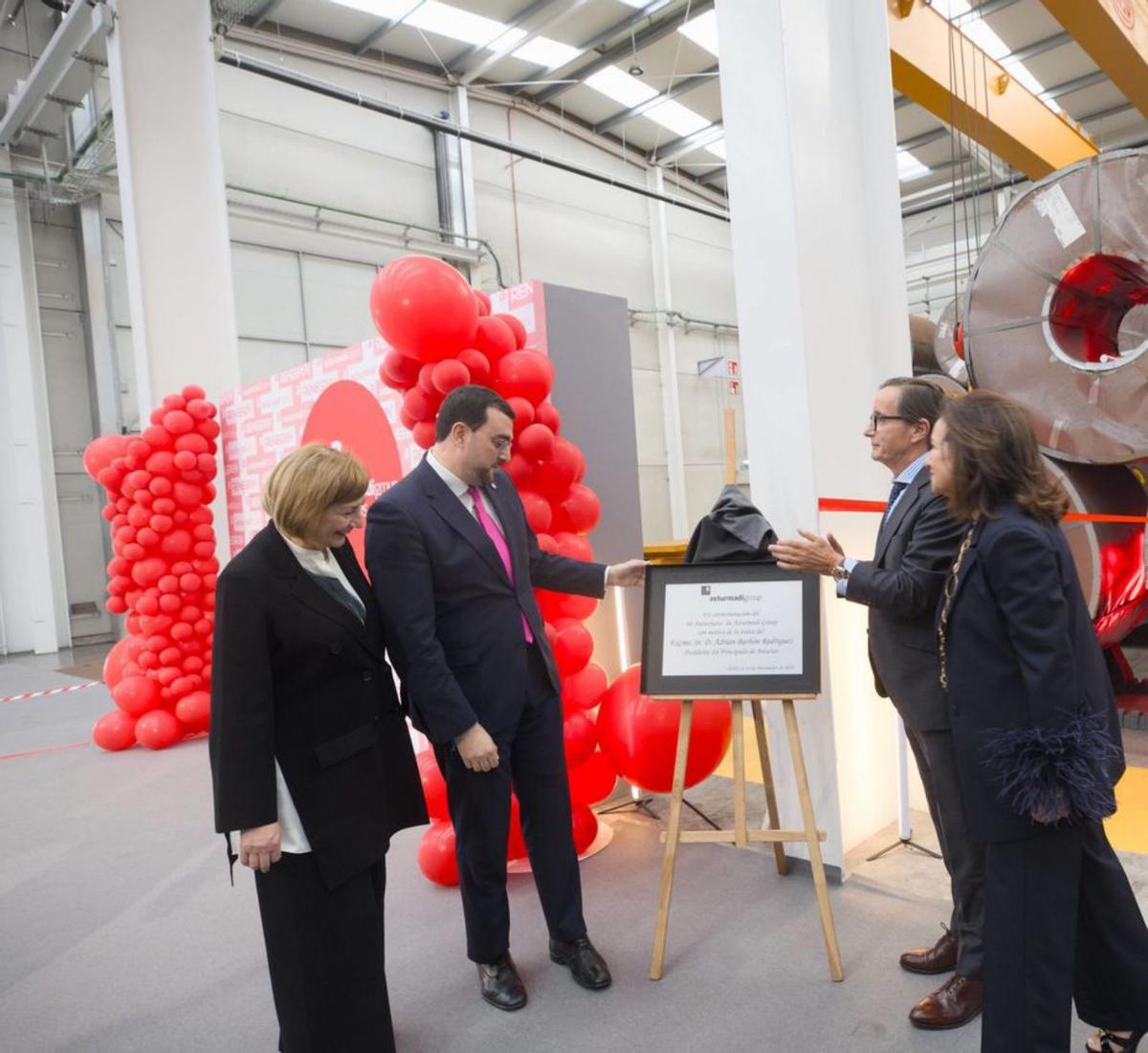 Alfredo Suárez y Adrián Barbón con Flor Álvarez y Mariví Monteserín.