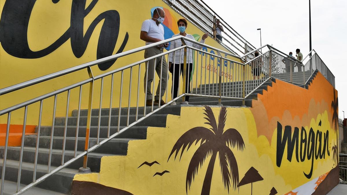 Carlos Álamo y Onalia Bueno en las recientemente mejoradas escaleras de acceso a la playa de Patalavaca.