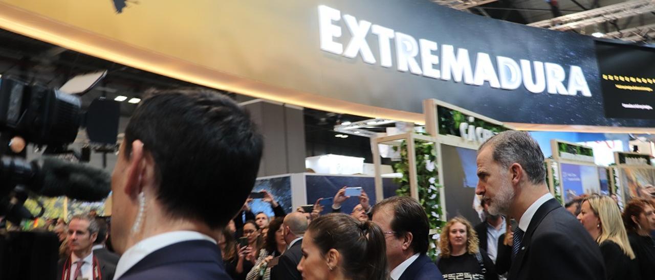 Felipe VI y Letizia visitan el estand de Extremadura en Fitur.