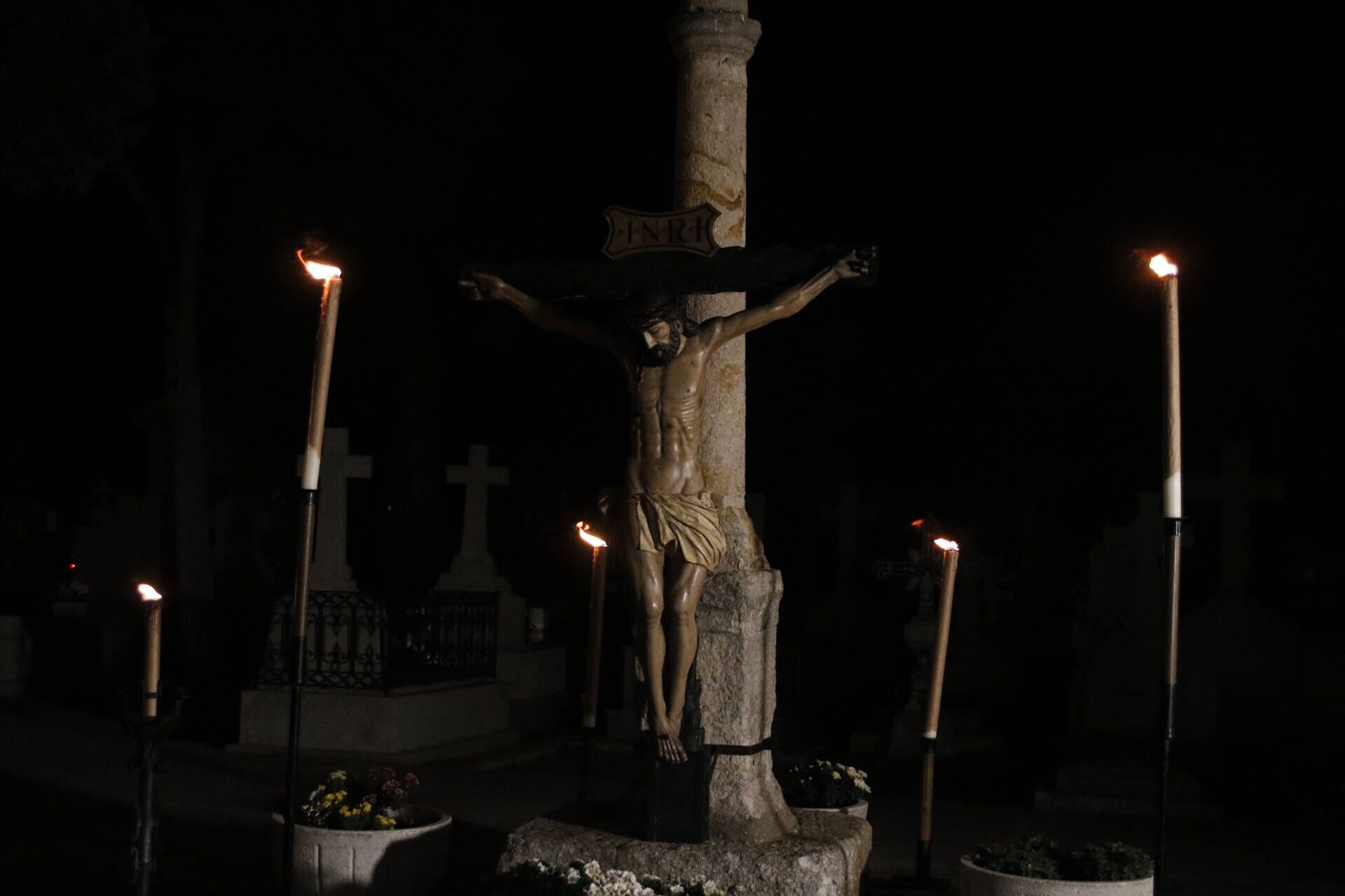 La procesión de las ánimas recorre el cementerio de San Atilano de Zamora con motivo de la noche de Difuntos y con la única iluminación de velas o faroles