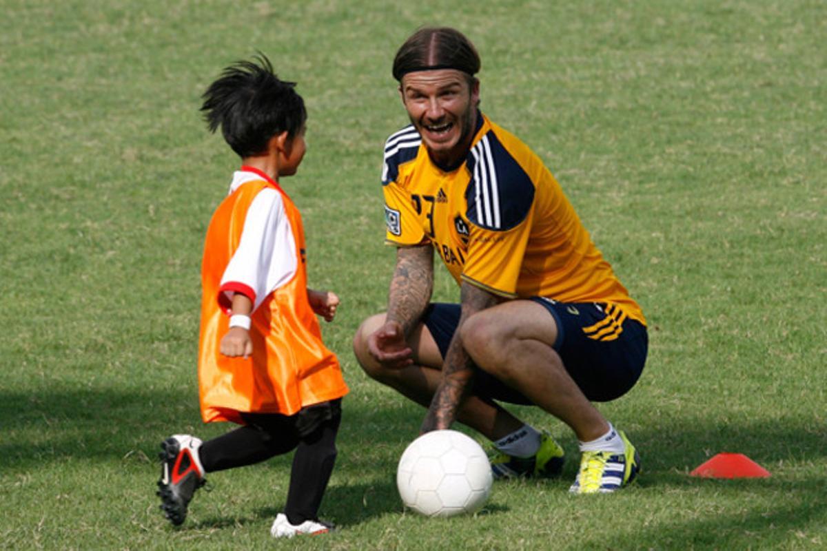 El centrecampista David Beckham ha viatjat a Manila amb el seu equip Los Angeles Galaxy per disputar un partit amistós amb la selecció nacional filipina. Allà ha realitzat un taller de futbol per a nens.