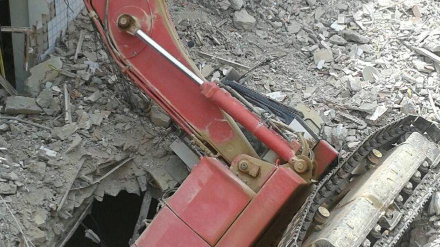 Una máquina excavadora cae por un socavón en Crevillent