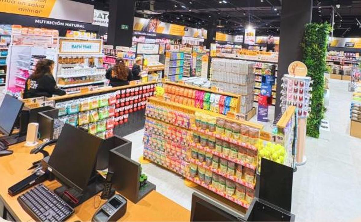 El interior de la nueva tienda de animales en Oviedo