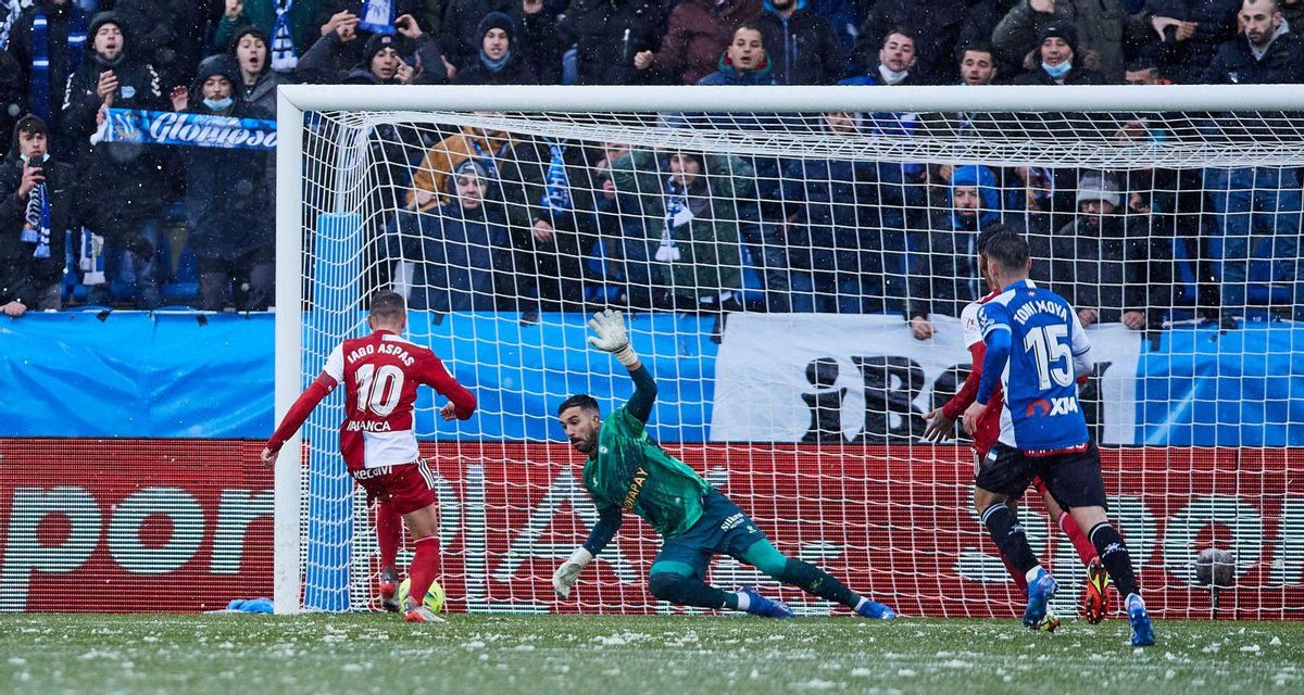 Iago Aspas marca el 1-2 tras el rechace de Pacheco. | // LOF