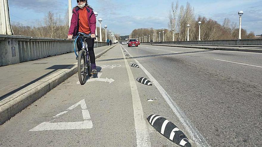 Els nous elements ja s&#039;han col·locat als dos costats del pont.